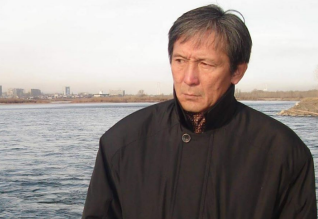 Тыныштықбек Әбдікәкімұлы. Көкірегімде Өлең көшіп жүр, Қазағымның иісі аңқып!