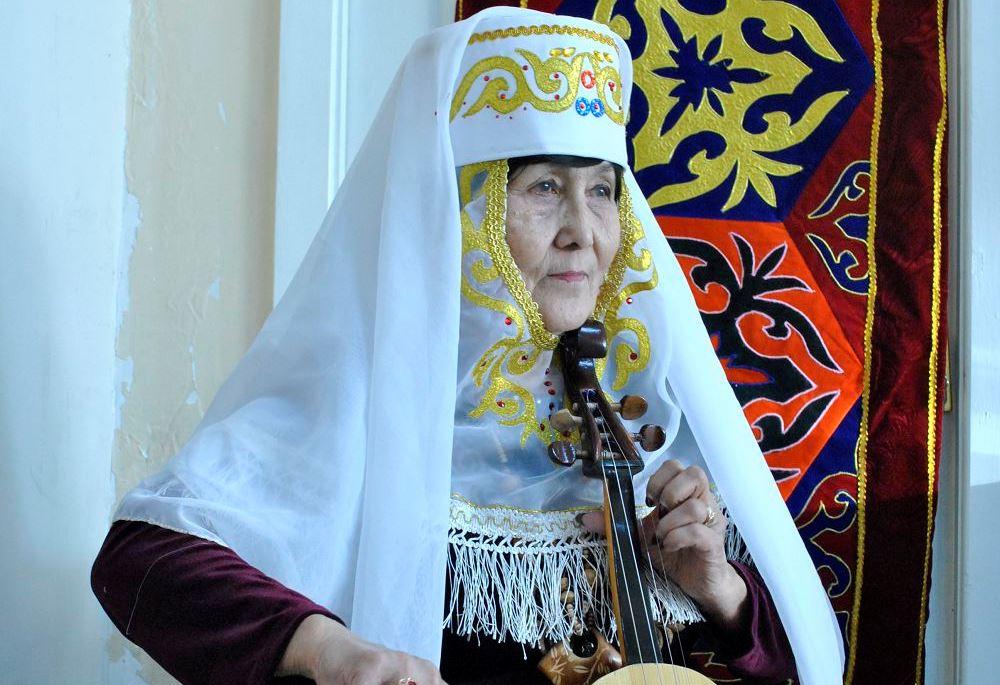 Шығыстан шыққан алғашқы қобызшы әйел пәтер жалдап жүр