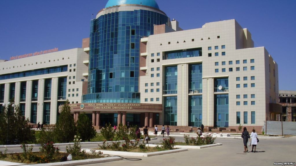 Ахмет Ясауи университеті  оқушыларға білім гранттарын табыстады