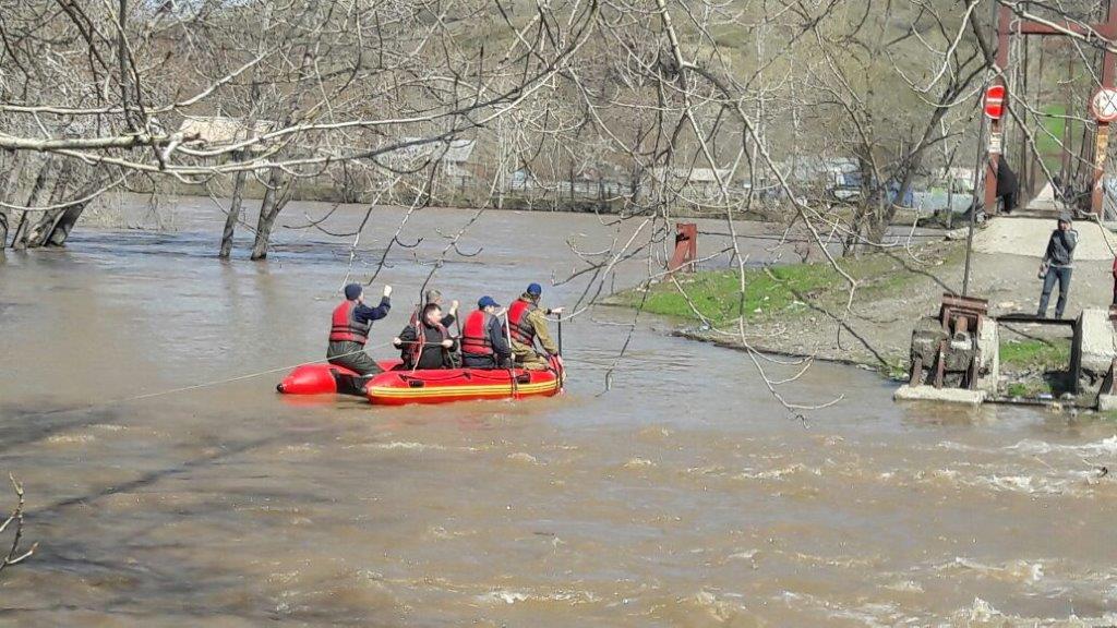 ШҚО Глубокое ауданында 34 тұрғын қайықпен  қауіпсіз жерге көшірілді