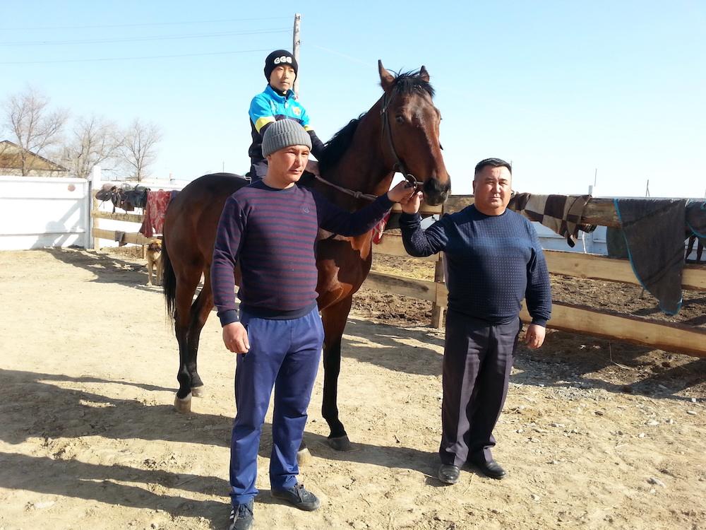 Балаларды ат спортына баулып жүр