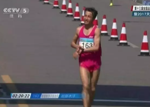 Қытайдағы қазақ жігіті Шыңжаң марафоншыларының көшін бастады