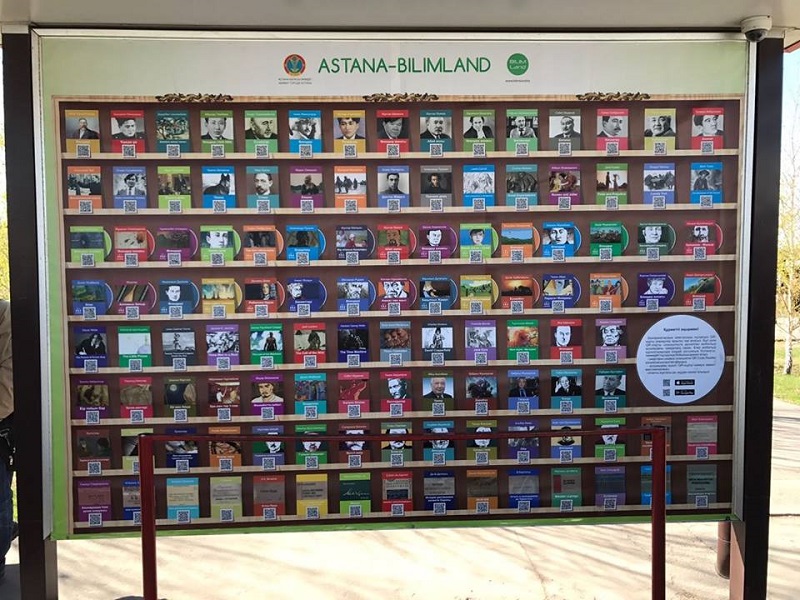 ​Елордадағы аялдамаларда электронды кітапхана орнатыла бастады 