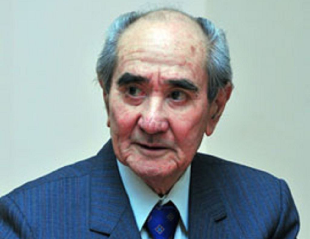 Тау алыстан тұлғаланып көрінеді