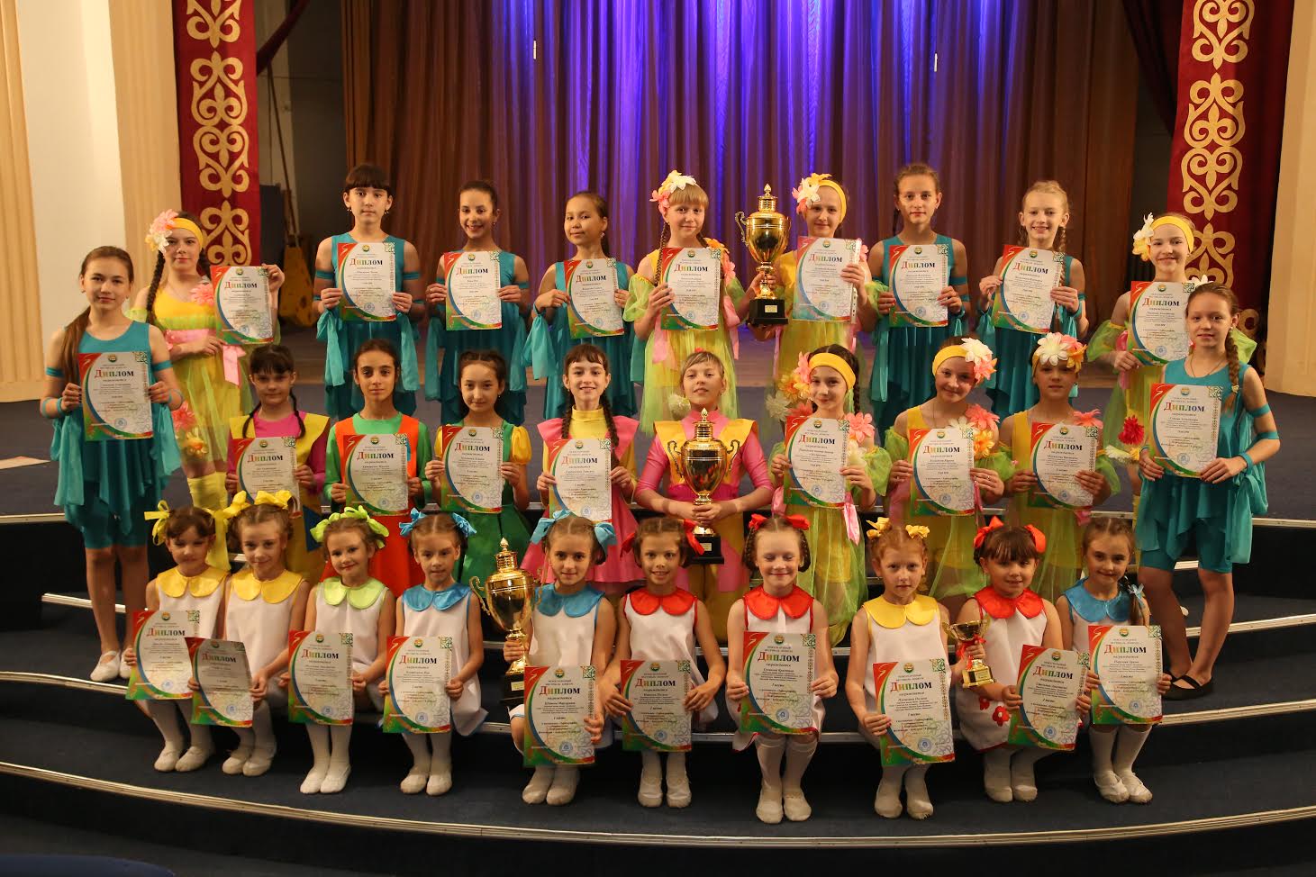 "Экспромт" халықтық би театры Халықаралық байқаудың гран-приін жеңіп алды