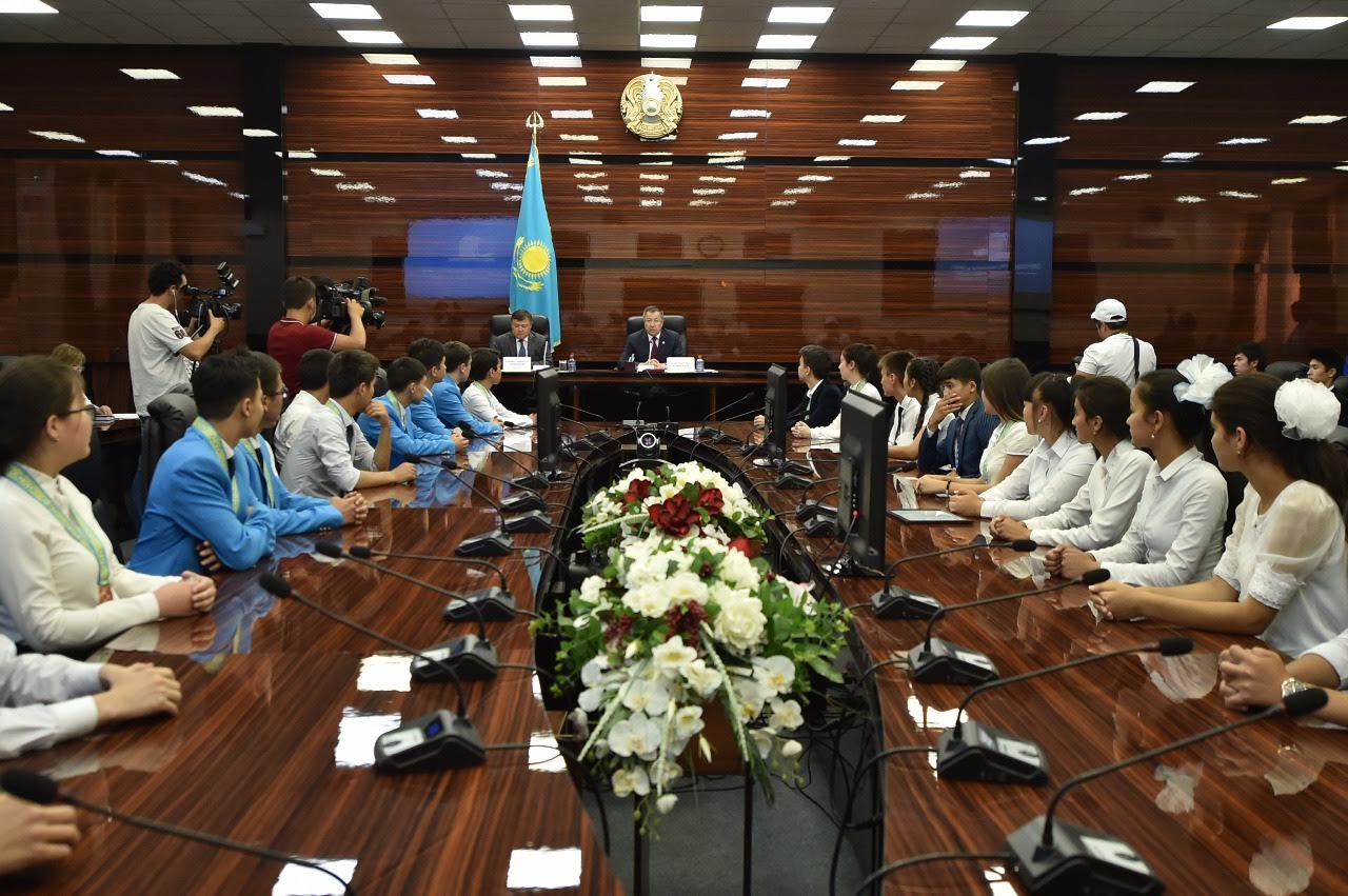 ОҚО әкімі жеңімпаз оқушылармен кездесті