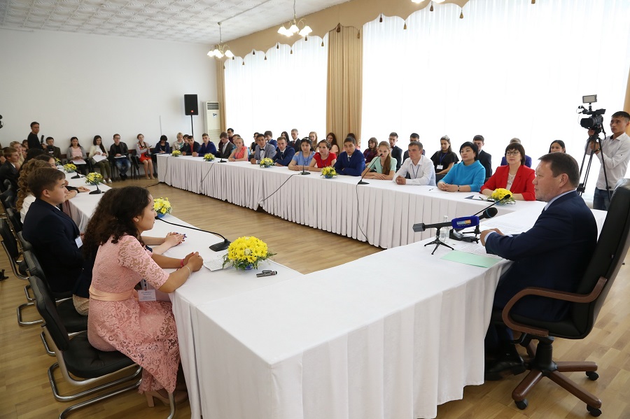 Солтүстік Қазақстан әкімі мектеп түлектерімен кездесті