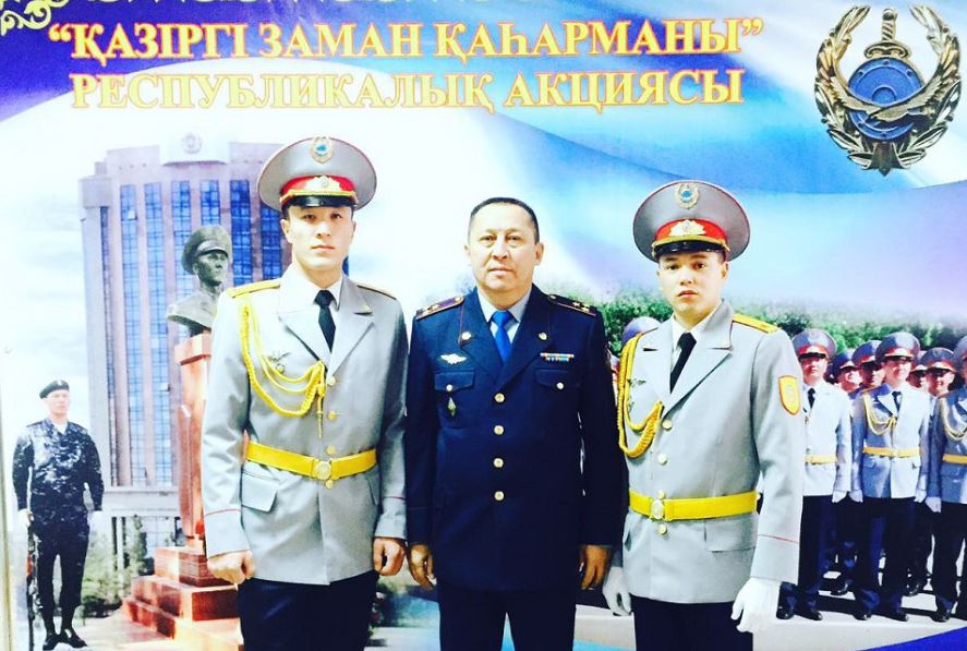 Ерліктің үлгісін көрсеткен екеу