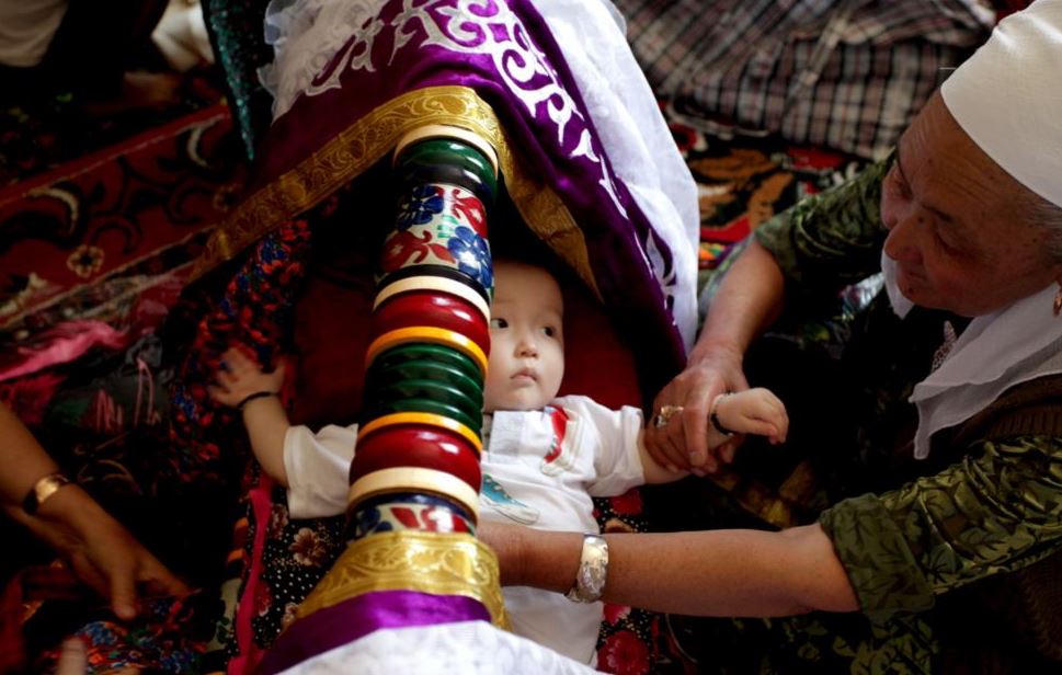 Тұңғышты ата-әжеге беру дәстүрін сақтау керек пе?