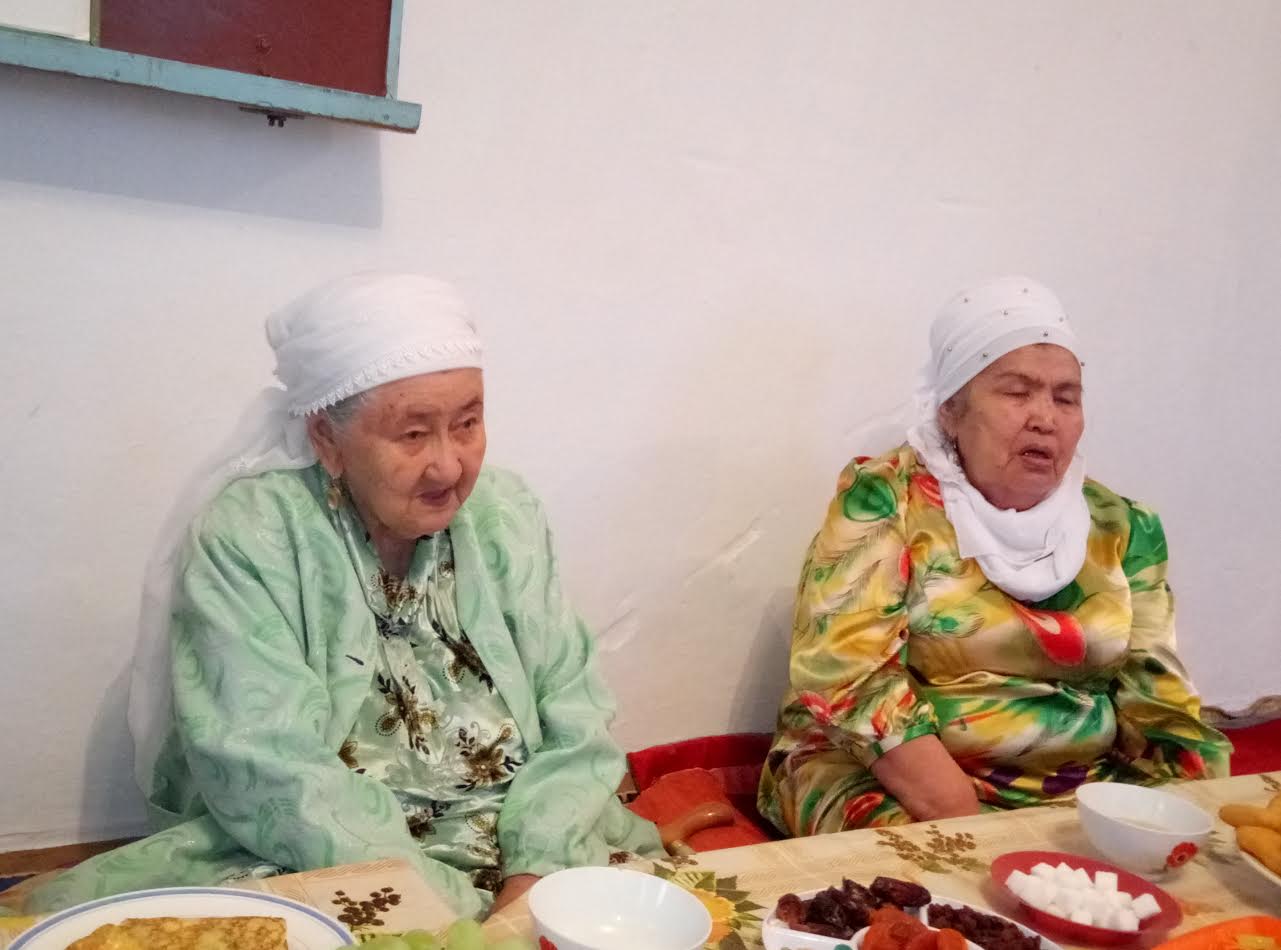 Зейнеткер аштан қырылған адамдардың бейітін қоршады