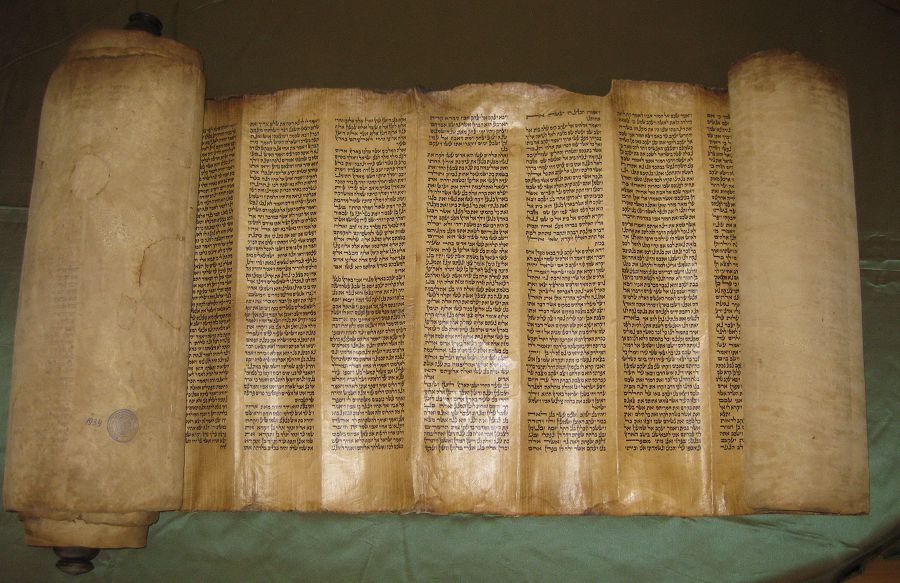 Теріге жазылған Тәурат