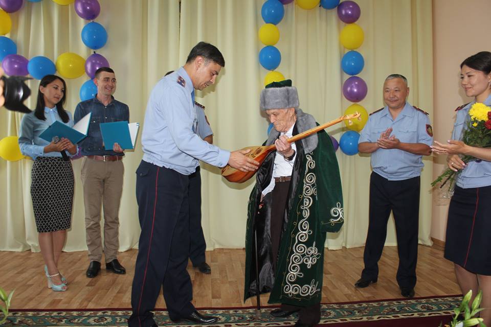   90 жастағы соғыс және  полиция ардагері  мерейтойында ән шырқады
