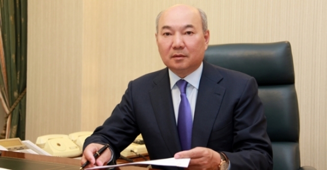 Депутатқа куәлік тапсырды