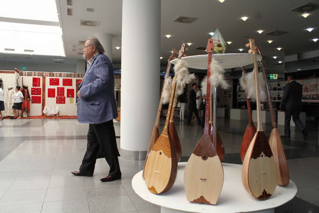 100 жыл бұрын жасалған домбыра