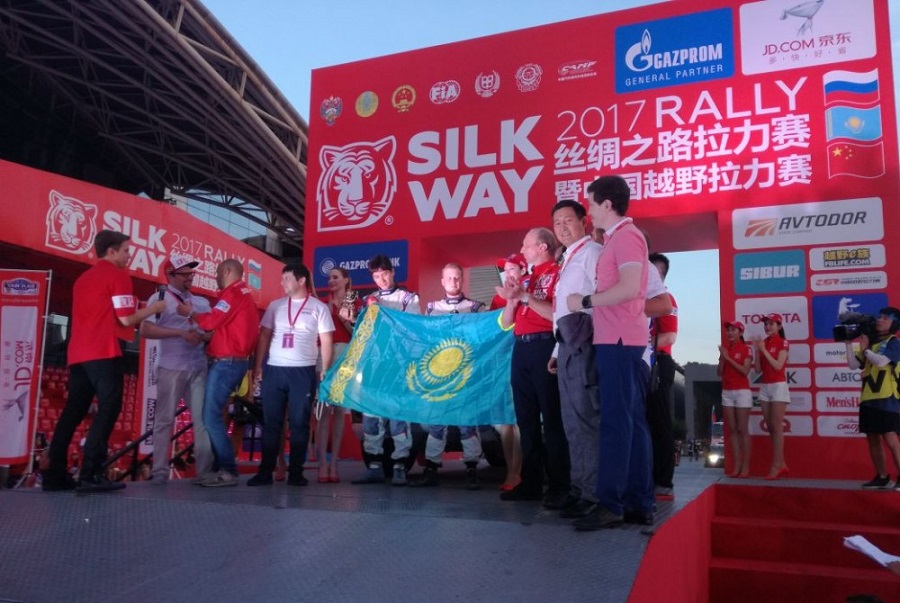«Жібек жолы» раллиінде қазақстандық экипаж мәре сызығын бірінші болып кесті