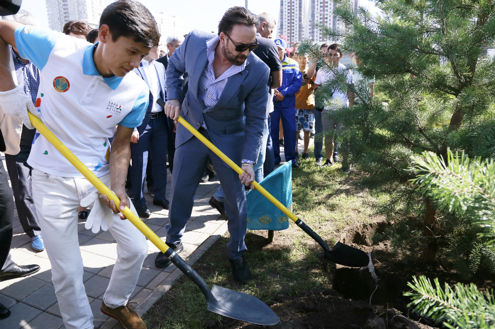 Астанада Николас Кейдж тал отырғызды