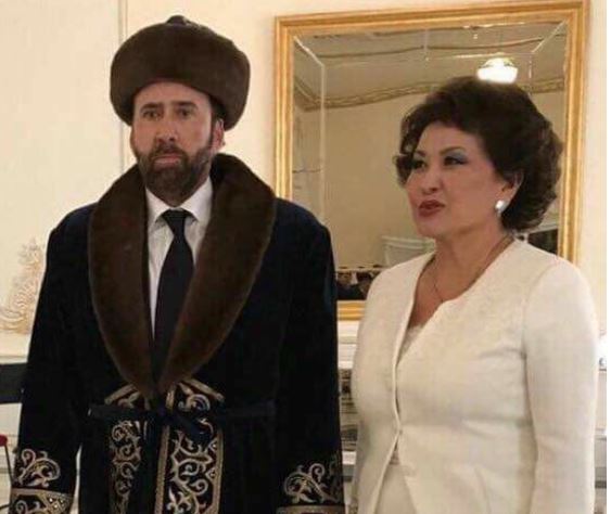 Николас Кейдждің иығына қазақтың шапаны жабылды