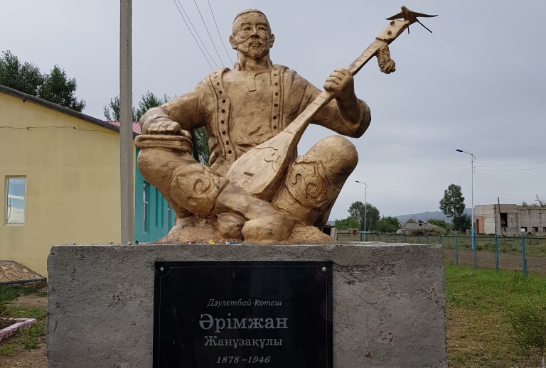 Еңселі ескерткіштер сап түзеді