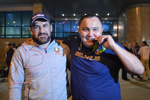 Медведьтің ізбасарларын баптаған қазақ