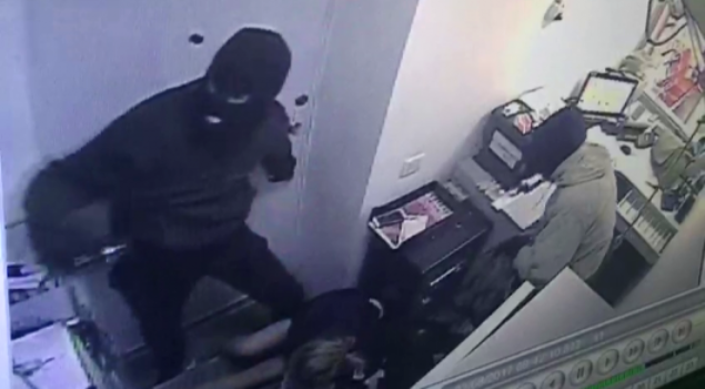 Белгісіз біреулер Kaspi bank бөлімшесін тонап кетті (видео) 