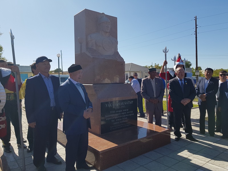 Көкпекті ауданында Уақ Бармақ батырға ескерткіш қойылды