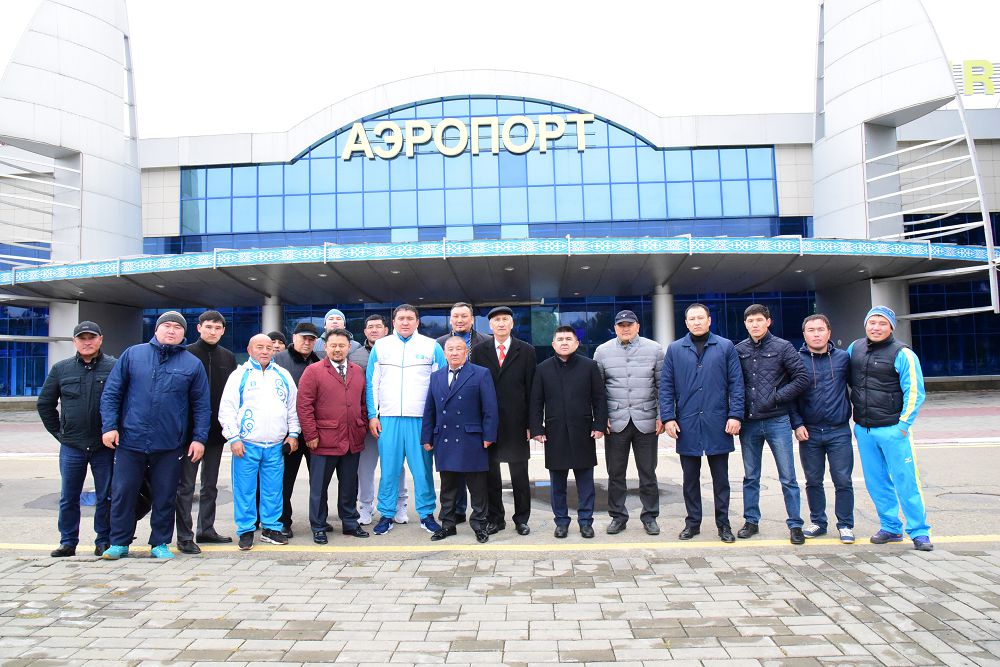 Өскемендіктер Айбек Нұғымаровты әуежайдан қарсы алды