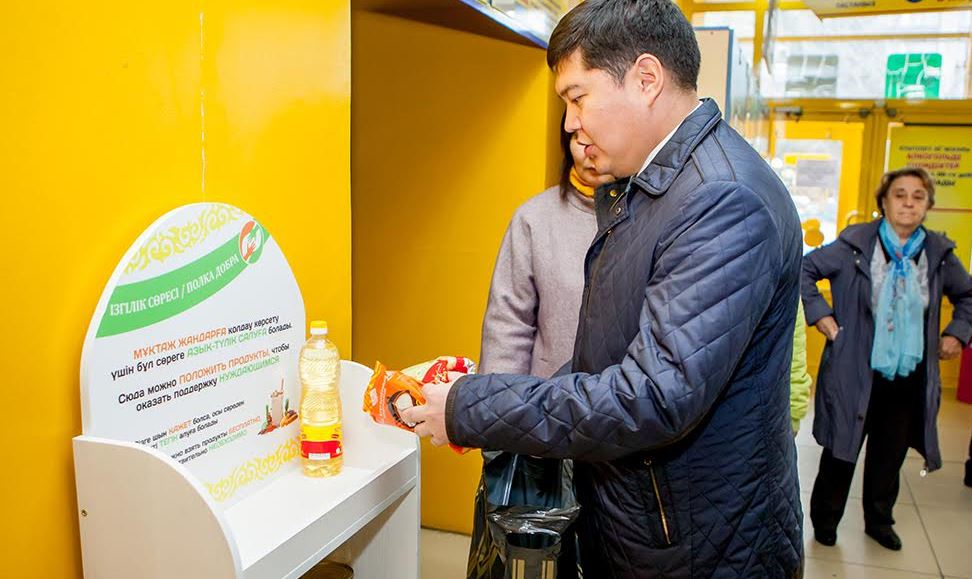 Өскеменде «қайырымдылық сөресі» ашылды