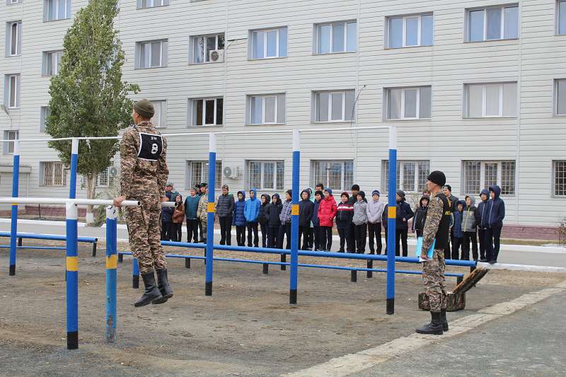 Мектеп оқушылары әскерге барды