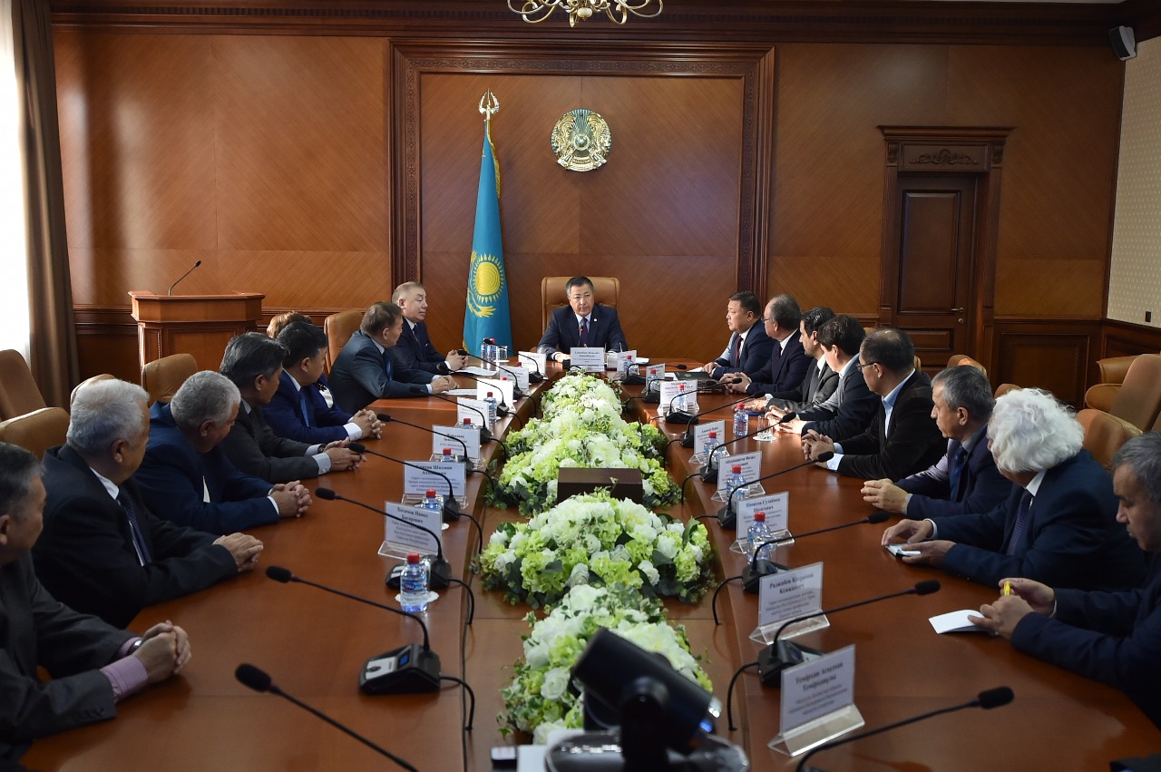 ОҚО әкімі халықаралық ғылыми конференцияға келген ғалымдармен кездесті