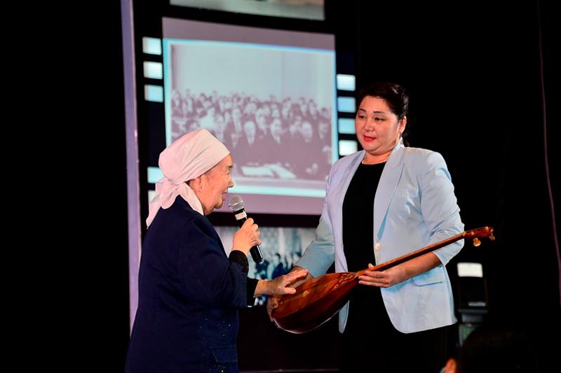 Саламат Мұқашевтың домбырасы Атырау музейіне берілді