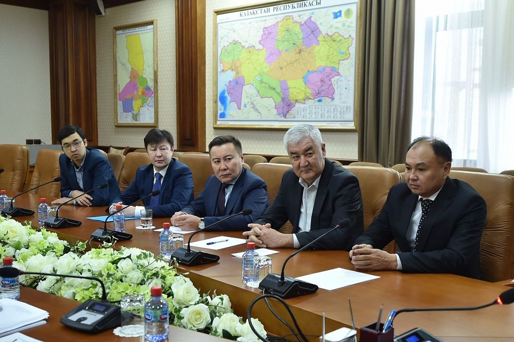 Түймебаев латын әліпбиін насихаттау мақсатында келген арнайы топ мүшелерімен кездесті