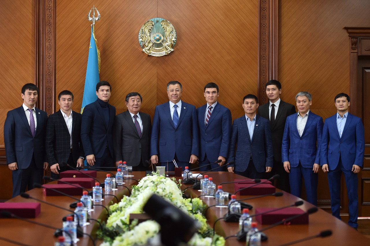 ОҚО әкімі бокс саңлақтарымен кездесті