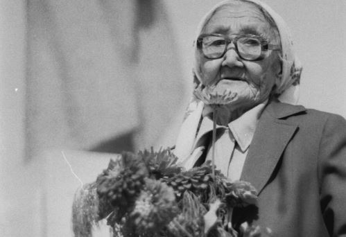 Ескерткіш түбіндегі әйел. Бақытжан Құрманбайқызы кім?