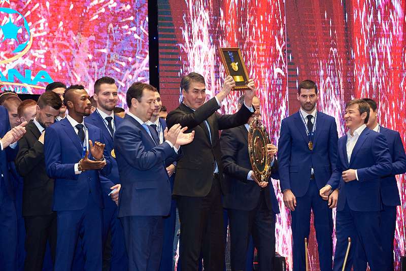 Төрт дүркін чемпион дүркіретіп той берді