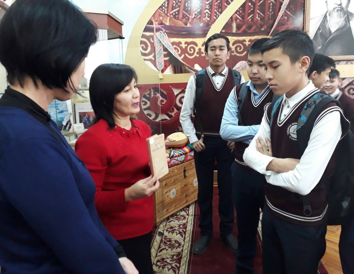 Өзге ұлт өкілдері де латын қаріпті көне кітаптарды ұстап көрді