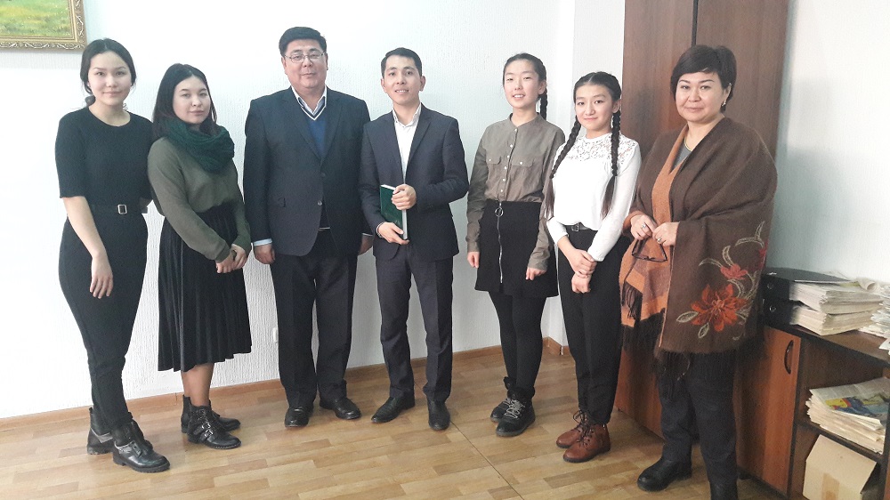Алматылық оқушылар «Егемен» ұжымымен кездесті
