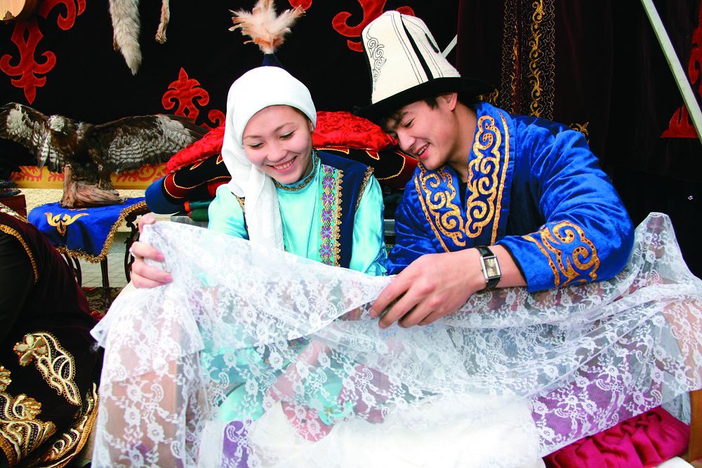 Тәтеммен дивандағы порно