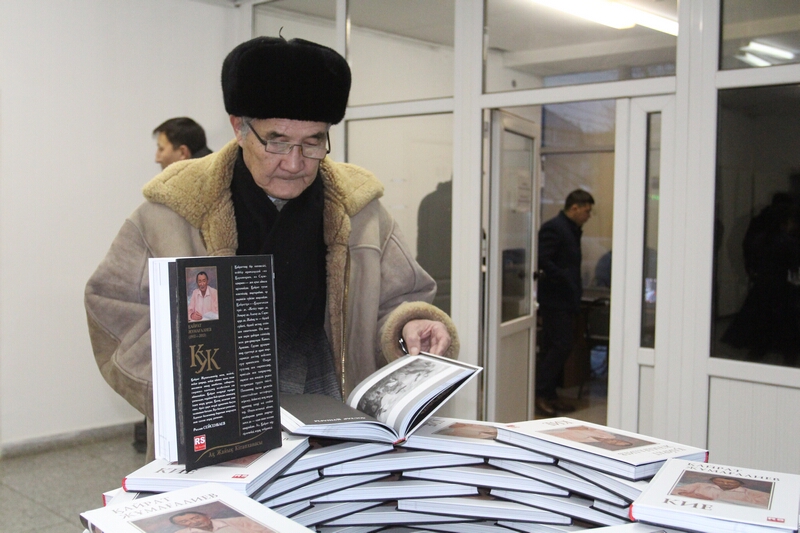 Ақын Қайрат Жұмағалиевке ескерткіш тақта ашылды
