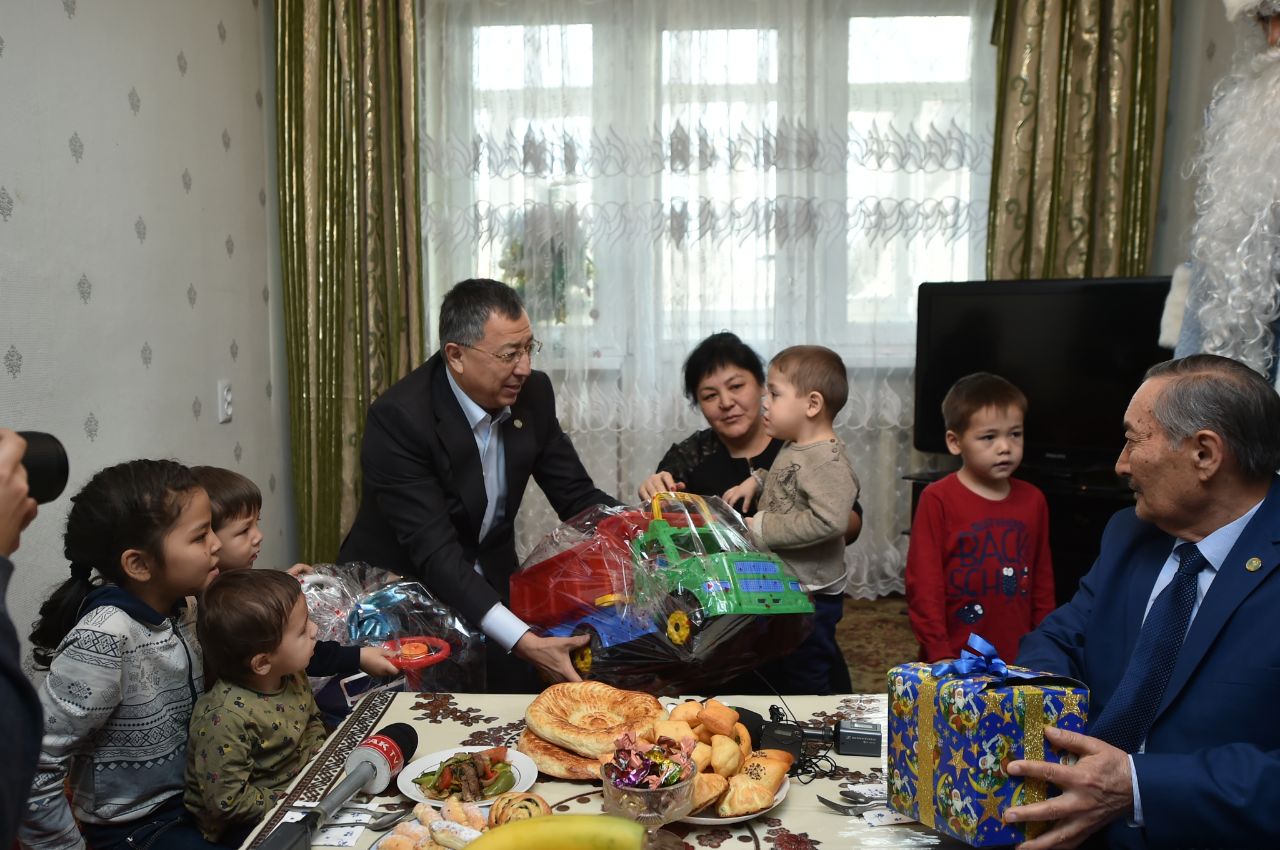 ОҚО әкімі көпбалалылар мен ардагерлердің шаңырағына барып, Жаңа жылмен құттықтады