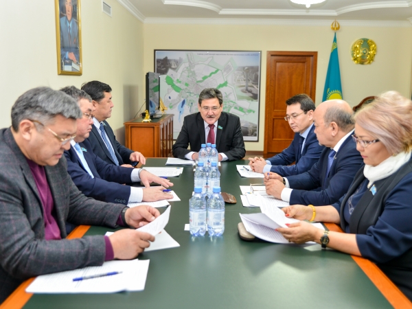 Сенат депутаты: Салық бизнесті дамытуға ынталандыруы тиіс