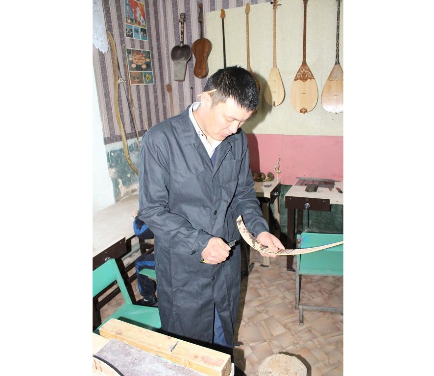 Батыс Қазақстанда оқушылар сүйектен, ағаштан кәдесый жасайды 