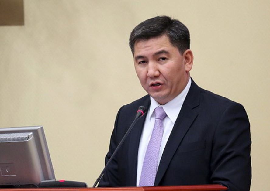 Сенат депутаты мектеп мұғалімімен кездесті