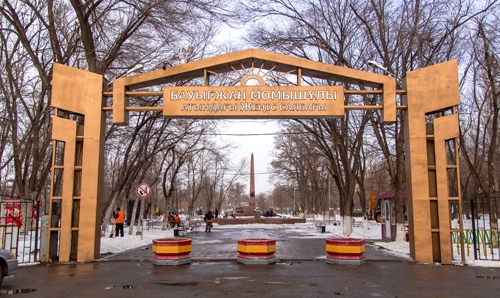 Мен саябақтағы қыздарға жүгірдім.