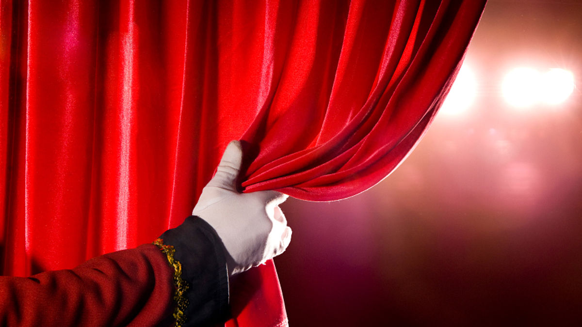 Қайраткерлерді ұлықтаған қойылым