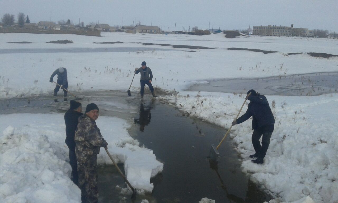 Көкпектіде көпірлер мен су арналары тазартылып жатыр