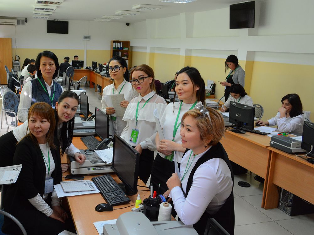 Әлия мен оның әріптестері әлеуметтік санаттағы топқа қолұшын беруде өнеге көрсетіп келеді