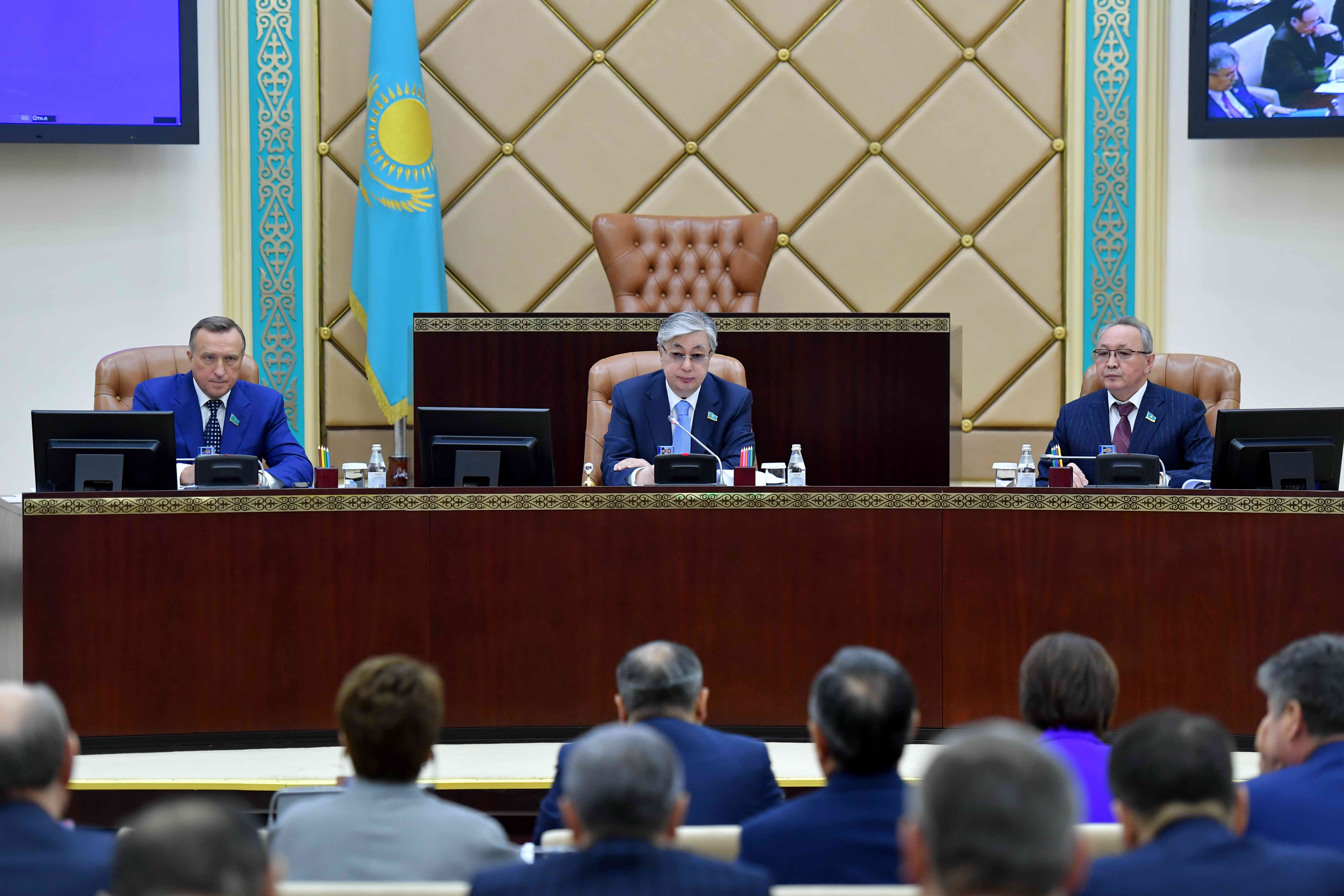 Сенат заңнамаға халықтың жұмыспен қамтылуы және көші-қоны мәселелері бойынша түзетулерді қабылдады

