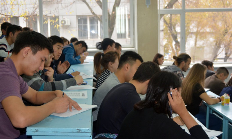 Латын әліпбиімен диктант жазды
