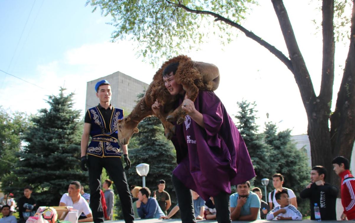 Алматыда қошқар көтеруден жарыс өтті