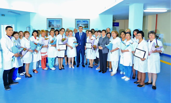 Мәулен Әшімбаев медицина қызметкерлерін кәсіби мерекелерімен құттықтады 